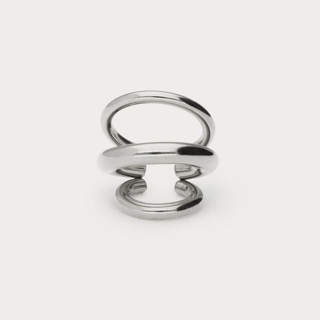 Sølvfarvet earcuff med tre rækker, fotograferet som produktbillede på lys baggrund
