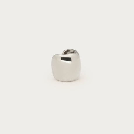 Sølvfarvet bold earcuff uden lukning i ensfarvet design, fotograferet som produktbillede på lys baggrund