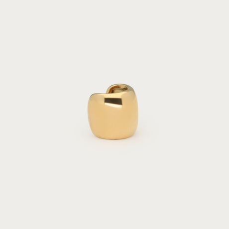 Guldfarvet bold earcuff uden lukning i ensfarvet design, fotograferet som produktbillede på lys baggrund