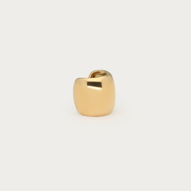 Guldfarvet bold earcuff uden lukning i ensfarvet design, fotograferet som produktbillede på lys baggrund