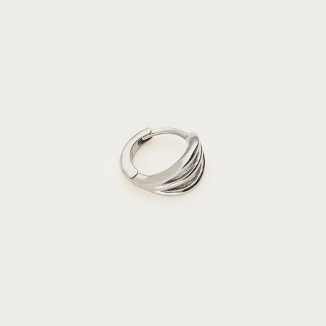 Sølvfarvet hoop med enkelt, tredobbelt design, fotograferet som produktbillede på lys baggrund
