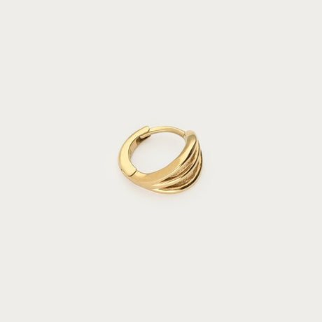 Guldfarvet hoop med enkelt, tredobbelt design, fotograferet som produktbillede på lys baggrund