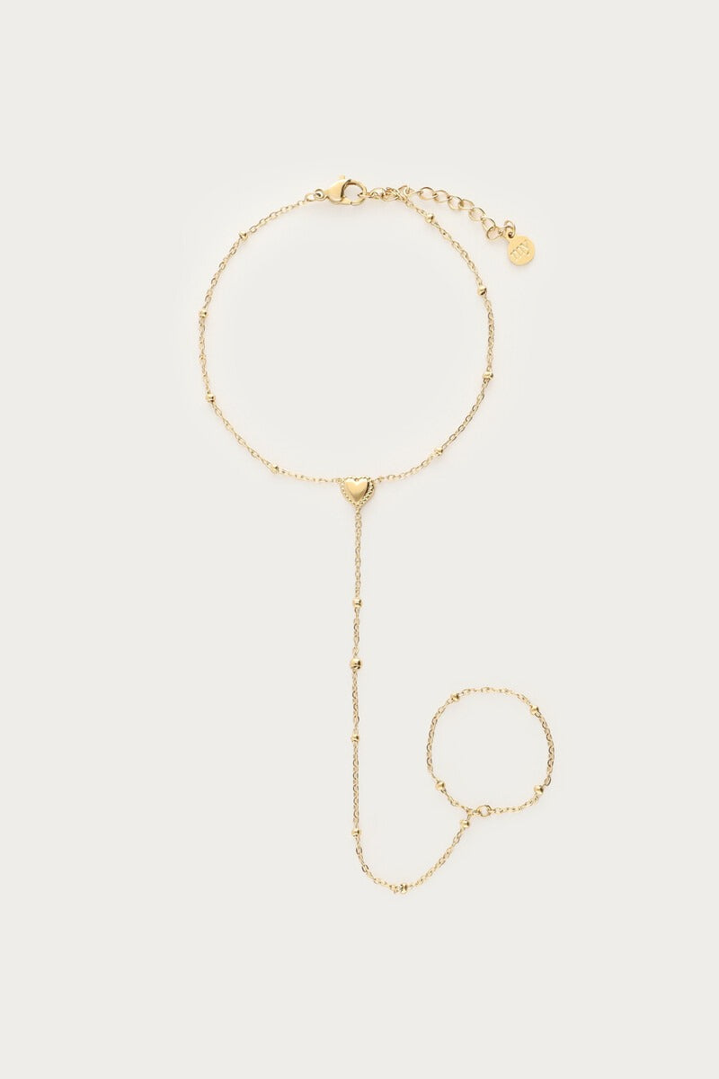 Guldfarvet handchain-armbånd med hjertevedhæng, fotograferet som produktbillede på lys baggrund