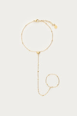 Guldfarvet handchain-armbånd med hjertevedhæng, fotograferet som produktbillede på lys baggrund