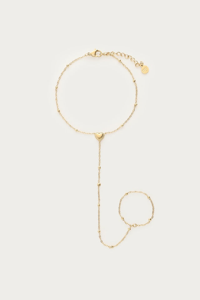 Guldfarvet handchain-armbånd med hjertevedhæng, fotograferet som produktbillede på lys baggrund