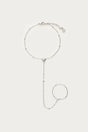 Sølvfarvet handchain-armbånd med hjertevedhæng, fotograferet som produktbillede på lys baggrund