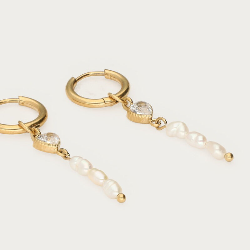 Nærbillede af strass-hjerte og ferskvandsperler på de forgyldte My Jewellery øreringe