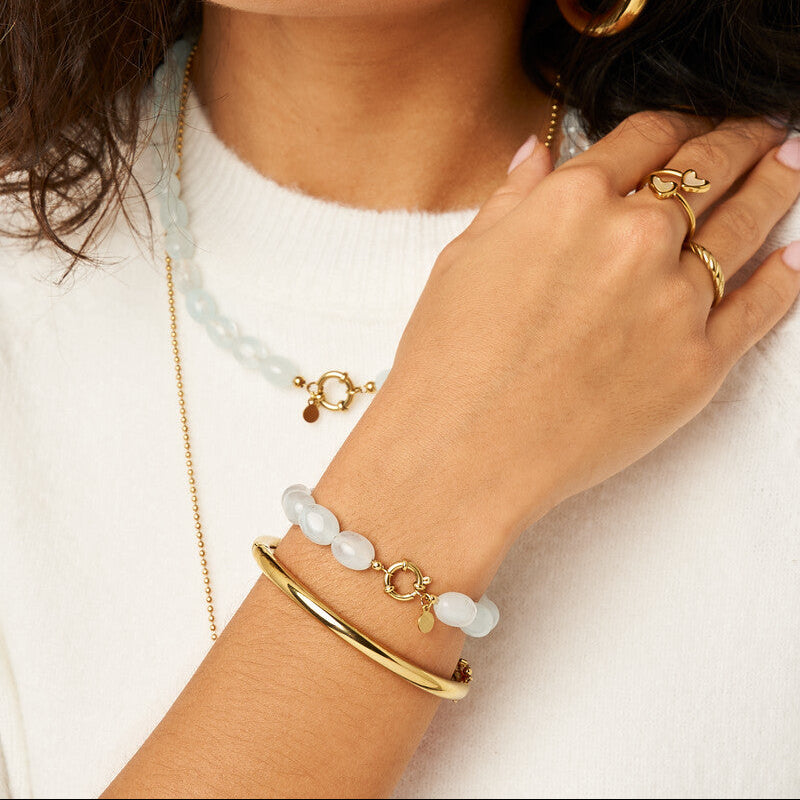 My Jewellery armbånd med lyseblå perler på model