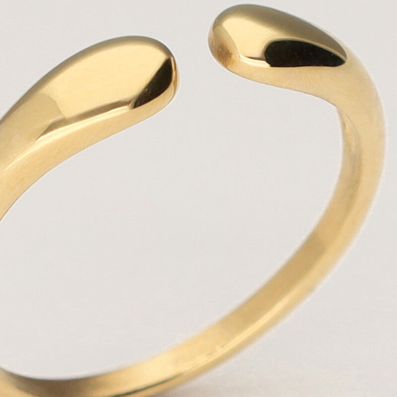 Nærbillede af forgyldt åben ring