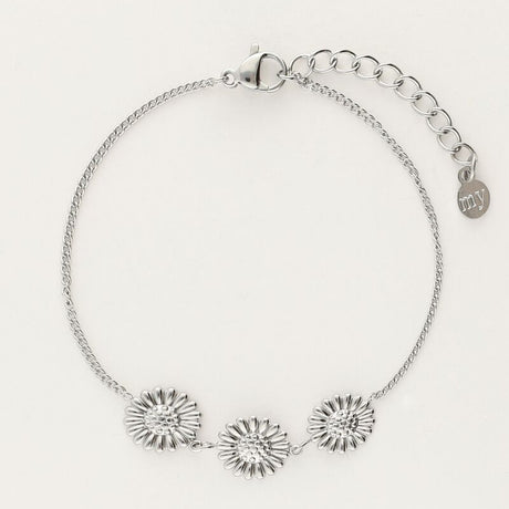 Sølvfarvet armbånd med tre solsikke-charms på fin kæde, fotograferet som produktbillede på lys baggrund