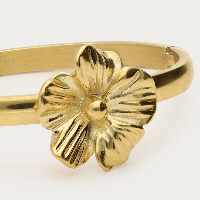 Nærbillede af My Jewellery bangle med blomst, forgyldt