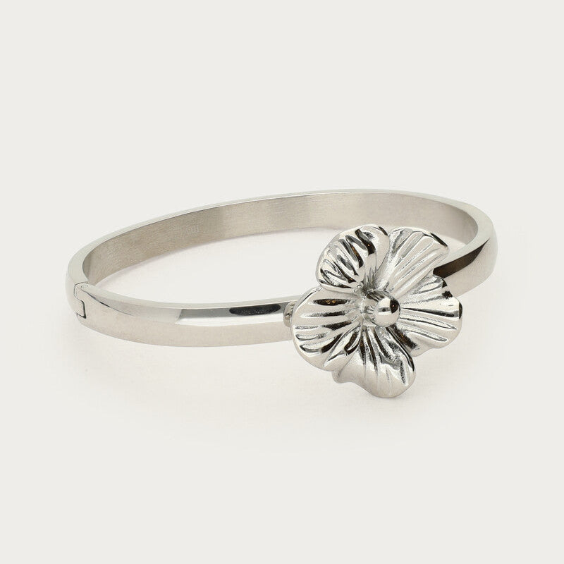 My Jewellery bangle-armbånd med blomst i sølv, sidevisning