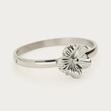 My Jewellery bangle-armbånd med blomst i sølv, sidevisning