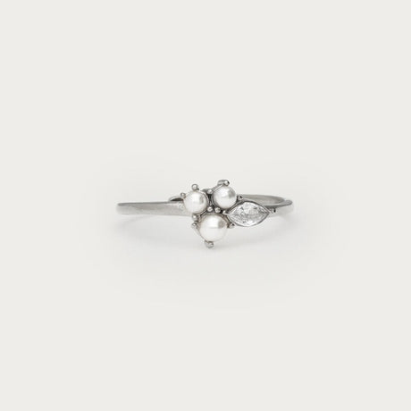 Sølvfarvet justerbar ring med strass og ferskvandsperle, fotograferet som produktbillede på lys baggrund