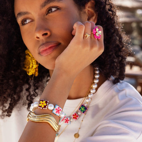 My Jewellery Tropical justerbar ring med delfin på model