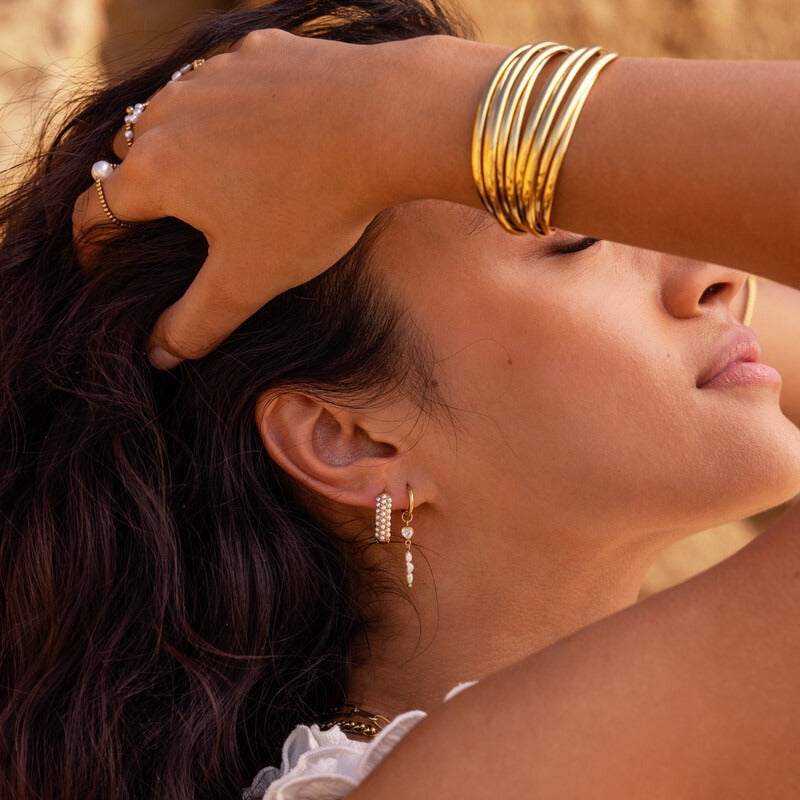 My Jewellery hoops med strass, hjerte og ferskvandsperler på model