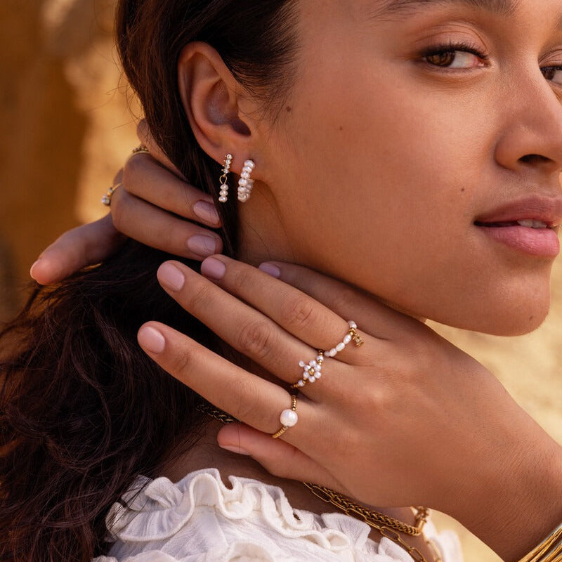 My Jewellery ørestikker med strass og ferskvandsperle på model