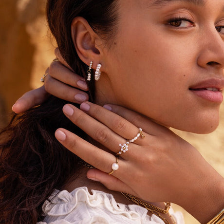 My Jewellery ørestikker med strass og ferskvandsperle på model