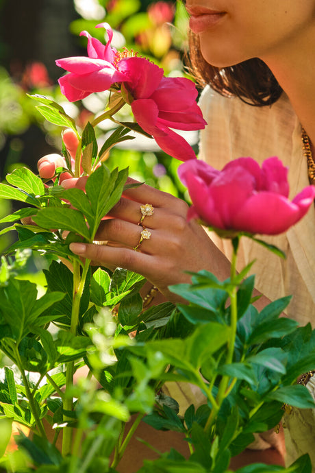 My Jewellery ring med valmueblomst på model