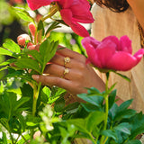 My Jewellery ring med valmueblomst på model