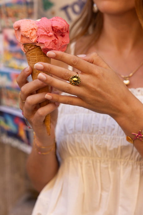 My Jewellery justerbar ring med solsikke på model