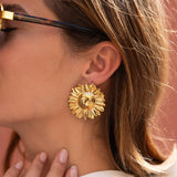 My Jewellery statement-ørestikker med solsikke på model
