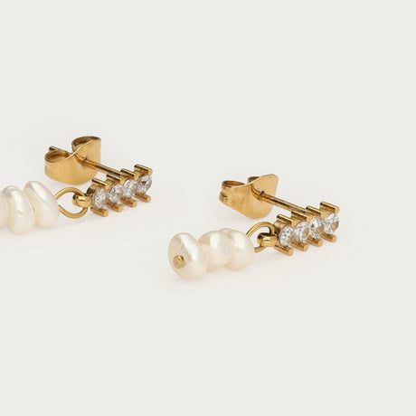 Nærbillede af My Jewellery ørestikker med strass og ferskvandsperle