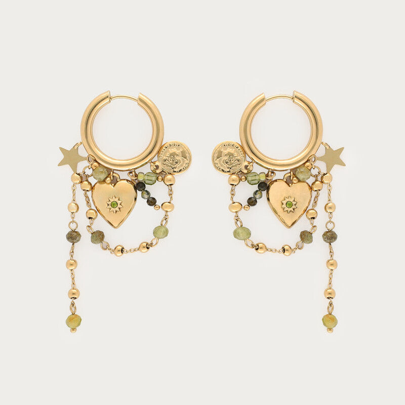 Guldfarvede hoops med hjerte og grønne perler, fotograferet som produktbillede på lys baggrund