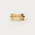 Guldfarvet justerbar ring i wire-design med krydsede tråde, fotograferet som produktbillede på lys baggrund