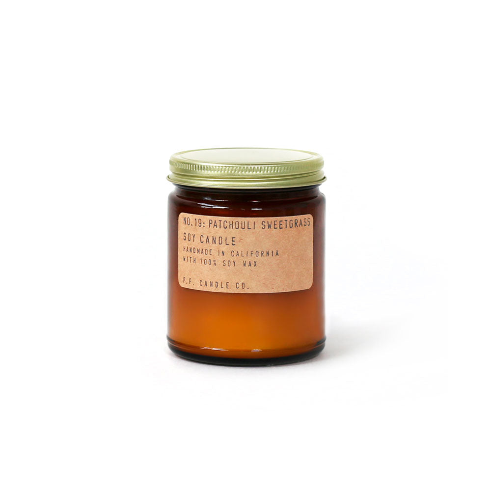 P.F. Candle Co Soja Duftlys No. 19 Patchouli Sweetgrass